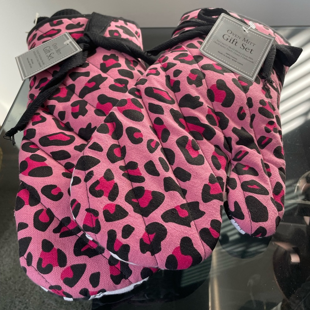 Oven Mit Gift Set with 2 mits and 4 dish towels